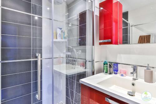 une salle de bain avec un lavabo et une douche dans l'établissement Biscarrosse Maison 6 couchages avec terrasse, à Biscarrosse