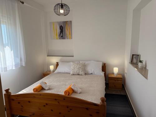 a bedroom with a bed with two pillows on it at Apartman mirna lokacija s pogledom i parkingom in Vodnjan