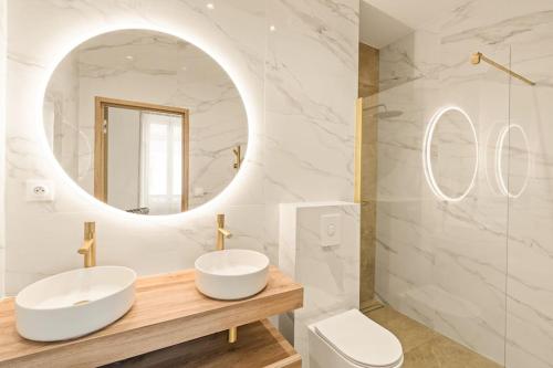 une salle de bain avec deux lavabos et un miroir dans l'établissement Avenue Chic, à Cannes