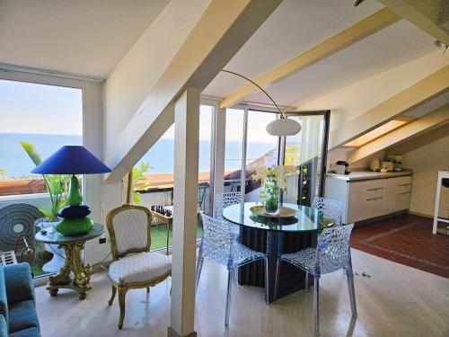sala de estar con mesa y sillas con vistas en Dolce Vita, Luxury & Sea View - Front of Casino, en San Remo