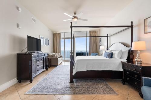 1 dormitorio con cama con dosel y TV en Turquoise D1703, en Orange Beach