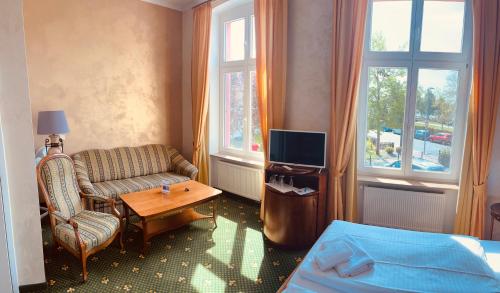 Waren Müritz Hotel Harmonieにあるテレビまたはエンターテインメントセンター