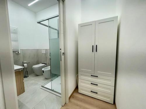 a bathroom with a glass shower and a toilet at Arcobaleno B in Faenza