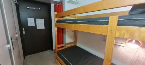 quelques lits superposés dans une chambre dans l'établissement Meije 7 N A1 - ST4, à Les Deux Alpes