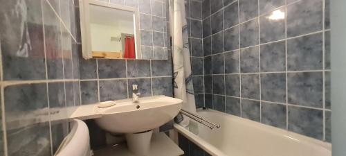 une salle de bain avec un lavabo, un miroir et une baignoire dans l'établissement Meije 7 N A1 - ST4, à Les Deux Alpes