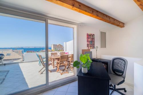 un bureau avec vue sur un balcon dans l'établissement Les Terrasses de Montredon - Magnifique vue mer, à Marseille