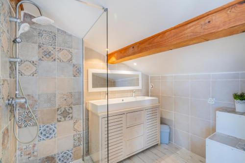 une salle de bain avec un lavabo et une douche dans l'établissement Les Terrasses de Montredon - Magnifique vue mer, à Marseille