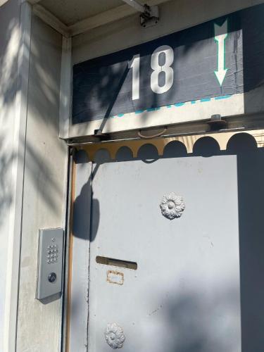 un panneau au-dessus d'une porte de garage avec le numéro dix-huit dans l'établissement STUDIO CASSIN - next to tramway line 2 near airport, à Nice