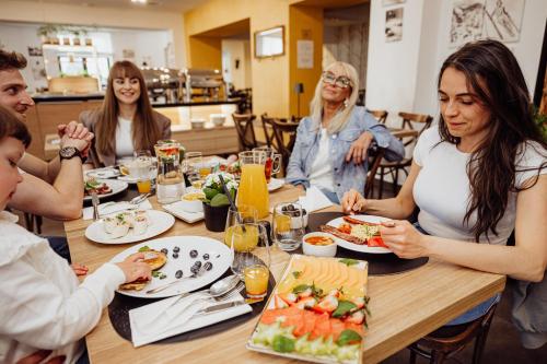 Jídlo v hotelu nebo okolí