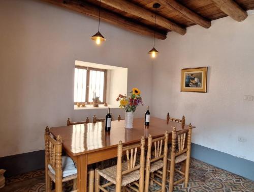 a dining room with a table with two bottles of wine at Caraz Miski Wuasi in Caraz