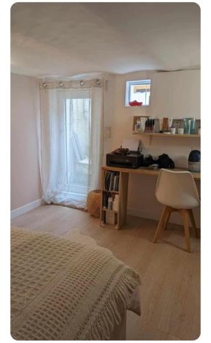 une chambre avec un lit, un bureau et une chaise dans l'établissement Chez Lucile, à Villeneuve-le-Roi