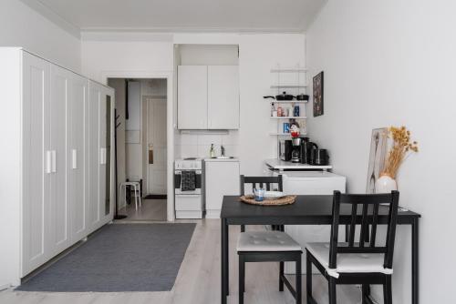 Kuchyň nebo kuchyňský kout v ubytování Cozy Studio Apt in Kamppi with Perfect Location