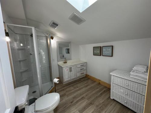 een witte badkamer met toilet en douche bij Choose Memories Seacove 10H in Destin