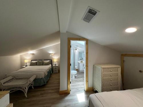 een slaapkamer met twee bedden en een spiegel bij Choose Memories Seacove 10H in Destin