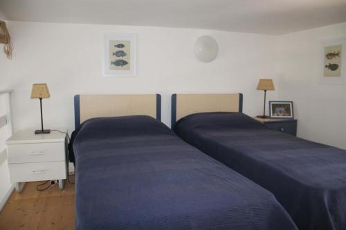 deux lits côte à côte dans une chambre dans l'établissement Appartamento con vista mare a 5 minuti dalla spiaggia, à Lumio