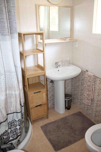 une salle de bain avec un lavabo, des toilettes et un miroir dans l'établissement Appartamento con vista mare a 5 minuti dalla spiaggia, à Lumio