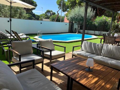 Villa 10 people, 150 m from the sea, pool and garden