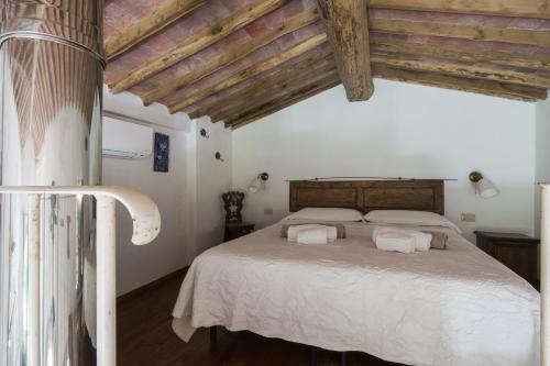 a bedroom with a large bed with two towels on it at Agriturismo La Ca'Solare in Palaia