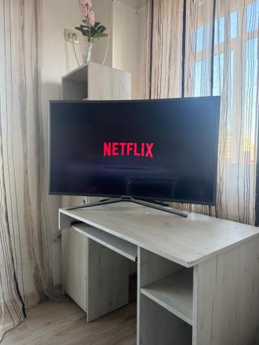 a netflix computer monitor sitting on top of a desk at Apartament Karina in Dudu