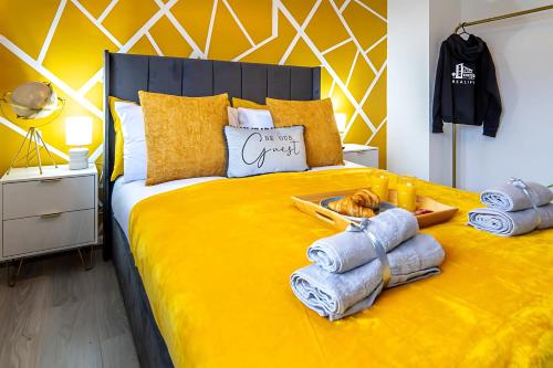 Long LawfordにあるDen Duplexのベッドルーム1室(黄色いベッド1台、タオル付)