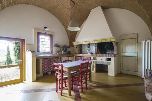 a kitchen with a table and chairs in a room at Agriturismo La Ca'Solare in Palaia