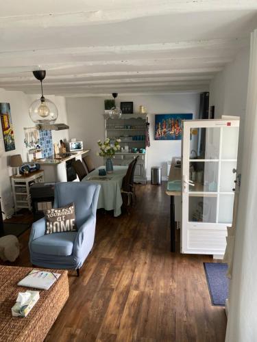 un salon avec un canapé et une table dans l'établissement Au Cœur de Charroux, à Charroux