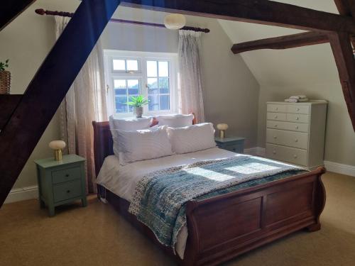 Katil atau katil-katil dalam bilik di Lower Hollin- Suite with countryside views within a private home