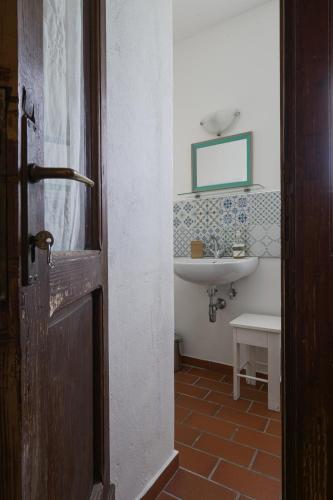 a bathroom with a sink and a mirror at Agriturismo La Ca'Solare in Palaia