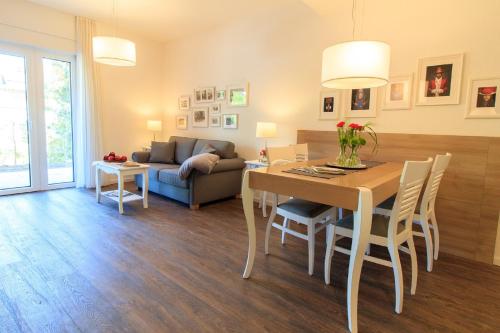 un salon avec une table et un canapé dans l'établissement Auszeit Urlaub mit Pflege, à Sankt Georgen im Schwarzwald