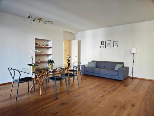 トリノにあるHostdomus - Lagrange Luxury Apartmentのテーブルと椅子とソファのあるリビングルーム