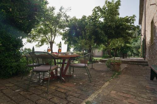 a table and chairs on a brick patio at Agriturismo La Ca'Solare in Palaia