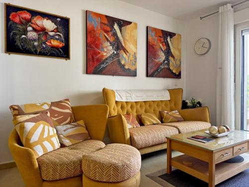 salon z kanapą i obrazami na ścianie w obiekcie Apartamento Esencia - Ole Solutions w mieście Arcos de la Frontera
