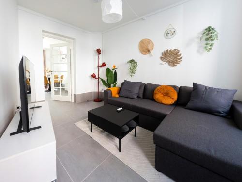 Una sala de estar con un sofá y un televisor. en Luxe - Cozy - Seas of Copenhagen, en Copenhague