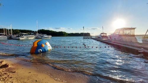Gallery image of Domek na wodzie Topiko Czarter przy Hotelu Ognisty Ptak in Ogonki
