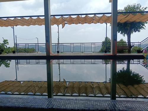 MERIDIAN HILL TOP YERCAUDにあるバルコニーまたはテラス