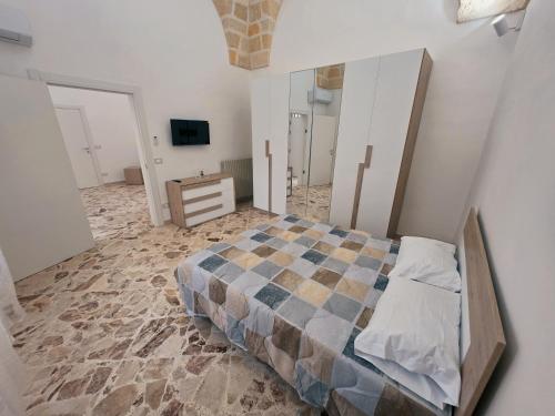 a bedroom with a bed and a dresser and a mirror at Astrum - Casa Vacanze a Mesagne in Mesagne
