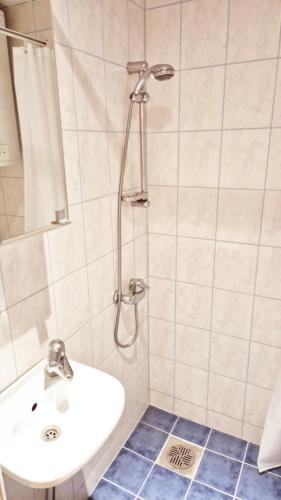 a bathroom with a sink and a shower at Korter vanalinna lähistel in Haapsalu