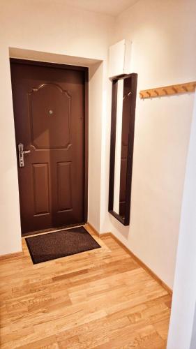 a room with a door and a wooden floor at Korter vanalinna lähistel in Haapsalu