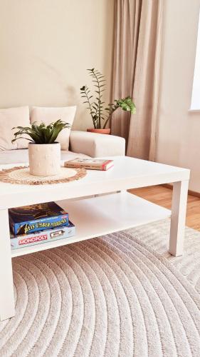 a white coffee table in a living room at Korter vanalinna lähistel in Haapsalu