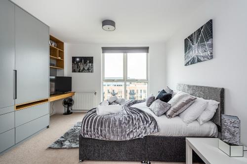 Postel nebo postele na pokoji v ubytování Chiswick Park 3 bed 3 bath West London - Parking