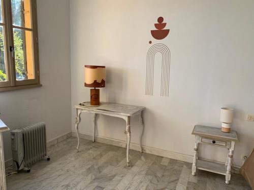 une chambre avec une table et une lampe sur un mur dans l'établissement Coin de paradis aux Sanguinaires, à Ajaccio
