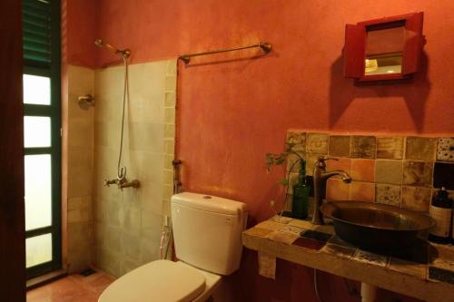 a bathroom with a toilet and a sink at Yên homestay in Hoi An