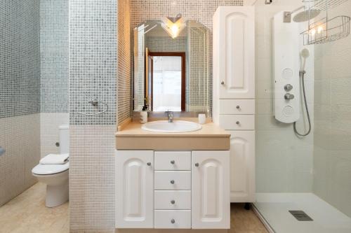 Phòng tắm tại Timon Apartment by Alfresco Stays