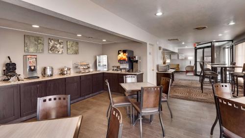 een restaurant met tafels en stoelen en een bar bij SureStay by Best Western Miles City in Miles City