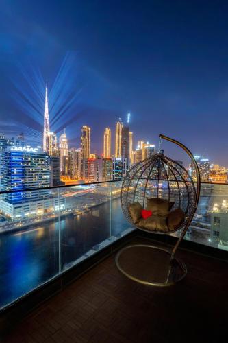 Luxury Apt Infinity Pool with Burj View