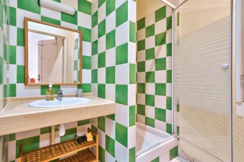 une salle de bain avec un lavabo et une douche dans l'établissement Beautiful studio in the heart of Marseille, à Marseille