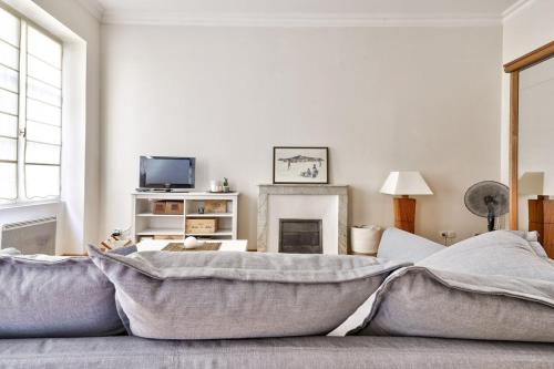 - un salon avec un lit et une cheminée dans l'établissement Beautiful studio in the heart of Marseille, à Marseille