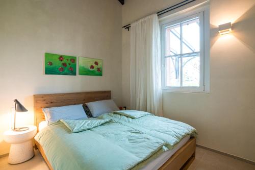 En eller flere senge i et værelse på GuestHost - Two-room apt in Villa with pool!