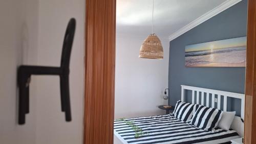 a room with a crib with a picture of the ocean at Villa Vargas Paraiso in Carrizal