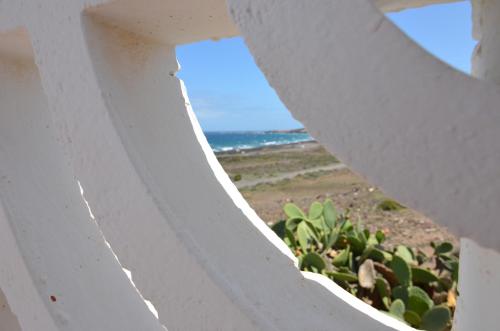 a white fence with a view of the ocean at Villa Vargas Paraiso in Carrizal